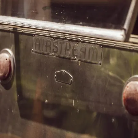 Semesterbostad Dixie Airstream - Retro 1970s American Airstream Close To Windermere *