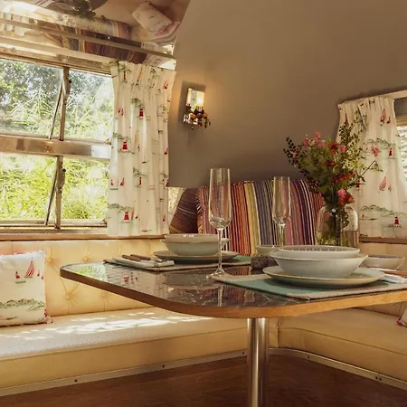 펜션 Dixie Airstream - Retro 1970s American Airstream Close To Windermere 스테이블리
