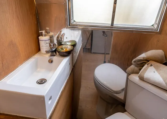 Dixie Airstream - Retro 1970s American Airstream Close To Windermere 스테이블리