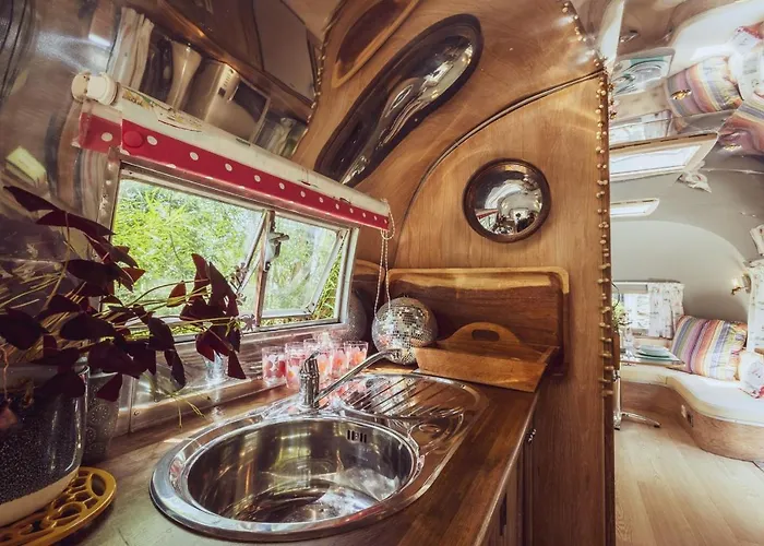 Dixie Airstream - Retro 1970s American Airstream Close To Windermere * 스테이블리