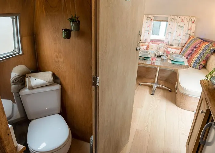 펜션 Dixie Airstream - Retro 1970s American Airstream Close To Windermere 스테이블리