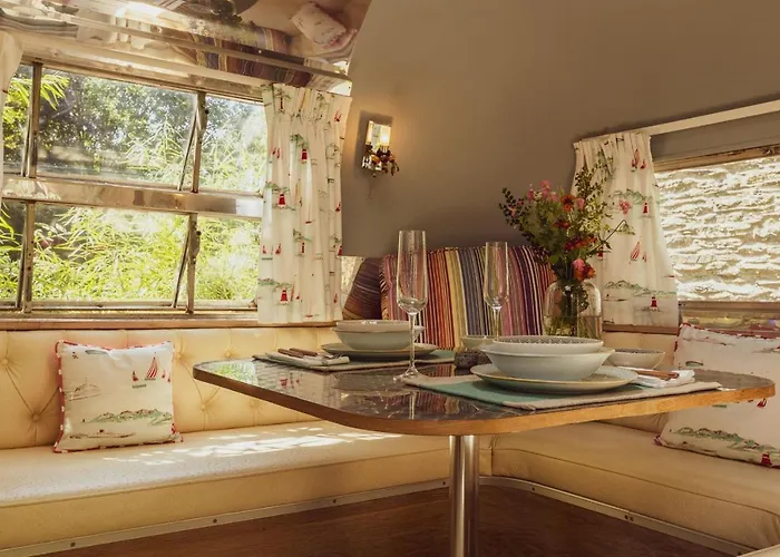 펜션 Dixie Airstream - Retro 1970s American Airstream Close To Windermere 스테이블리